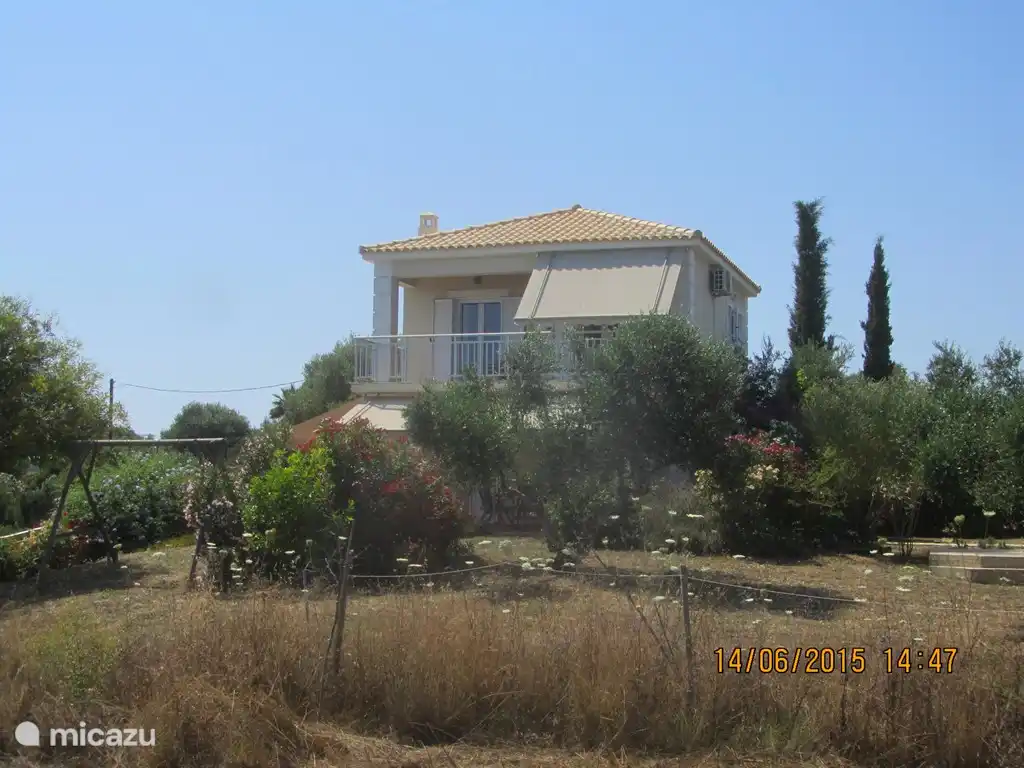 Blick auf das Haus mit Blumengarten, Teil des Olivenhains