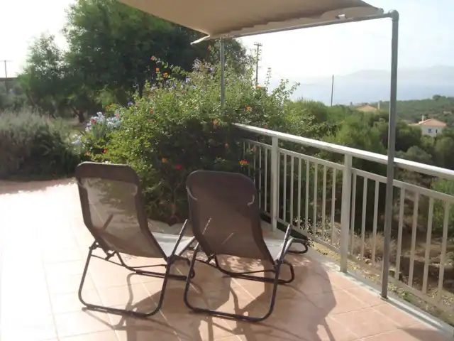 Stroungitsa Villa | Grèce, Péloponnèse, Kamaria-Finikounda - villa chaises longues avec vue sur l'île de Schiza au large de la côte