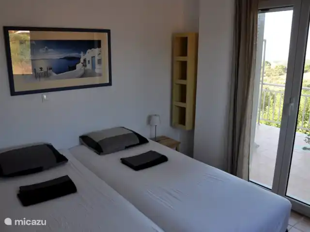 Stroungitsa Villa | Grèce, Péloponnèse, Kamaria-Finikounda - villa chambre du bas avec 2 lits et portes ouvertes sur la terrasse