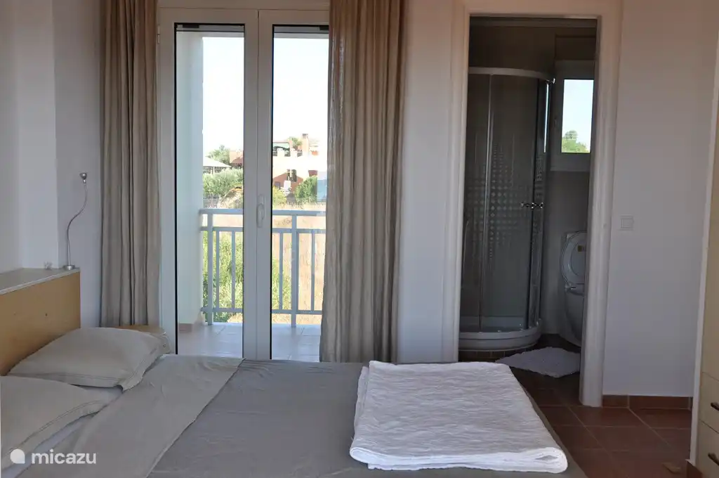 Schlafzimmer im Obergeschoss (Doppelbett) mit Badezimmer und 2 Balkonen