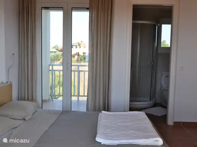 Stroungitsa Villa | Grèce, Péloponnèse, Kamaria-Finikounda - villa Chambre à l'étage (lit double) avec salle de bain et 2 balcons