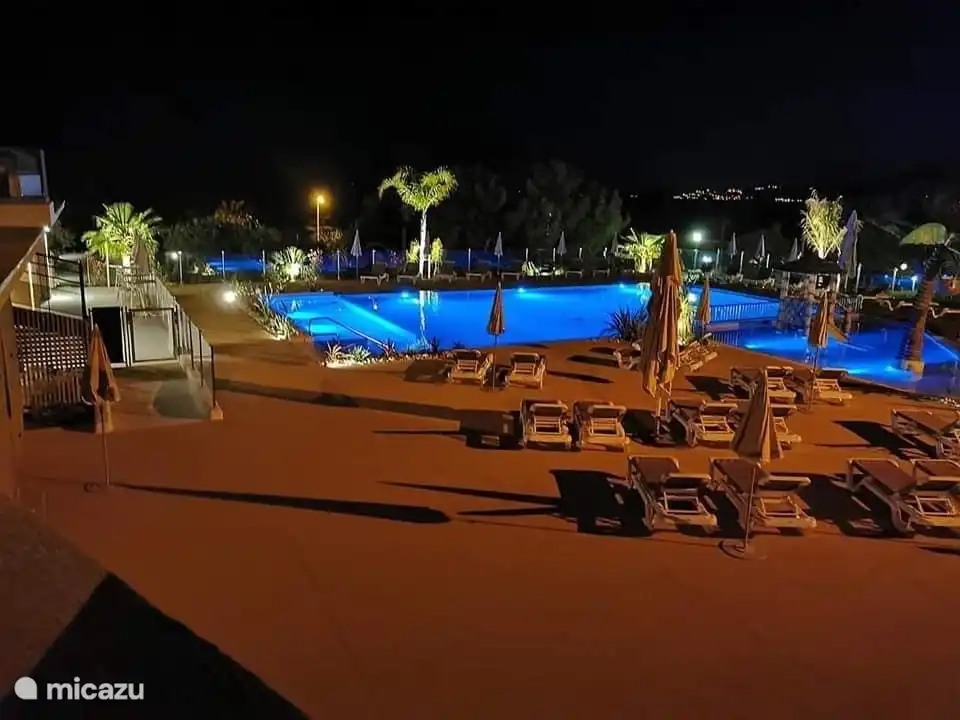 Pool in der Nacht