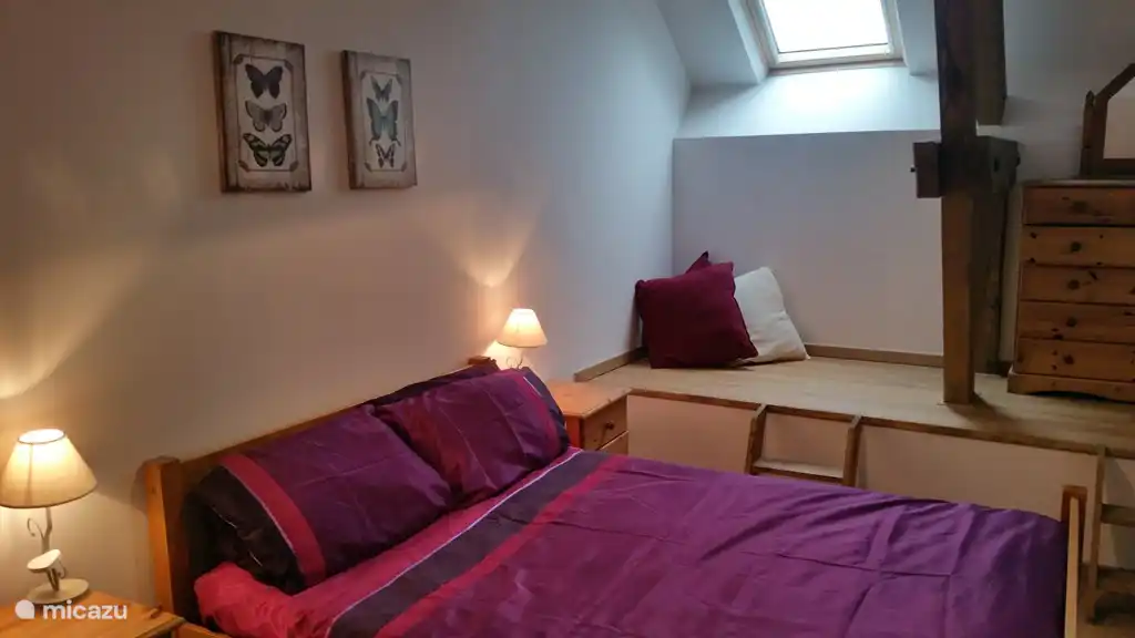 Primer dormitorio con cómoda cama doble, armario, cómoda, 2 mesitas de noche con lámparas