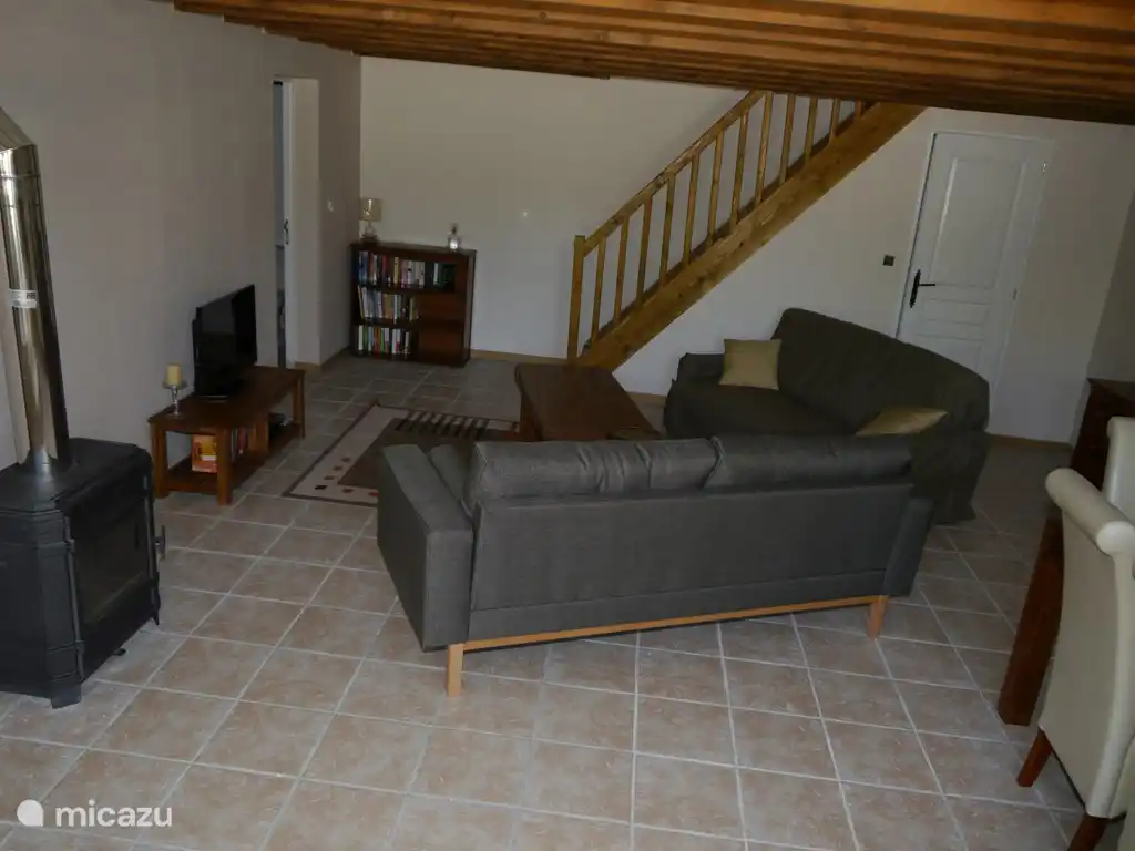 Salón con dos sofás, TV de 32 cm, DVD Blu Ray y canales vía satélite del Reino Unido.