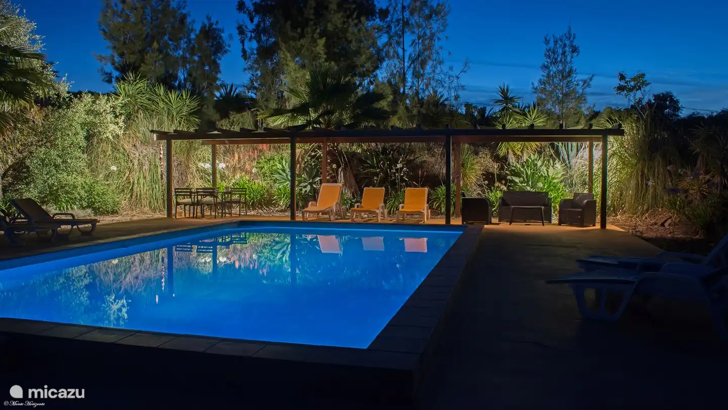 Schwimmbecken am Abend