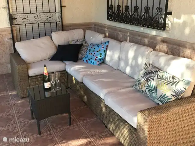 Finca Mi Casita | Espagne, Andalousie, Velez Rubio - finca Porche à l'avant de la maison. Bel endroit avec de l'ombre et une belle vue sur les montagnes.