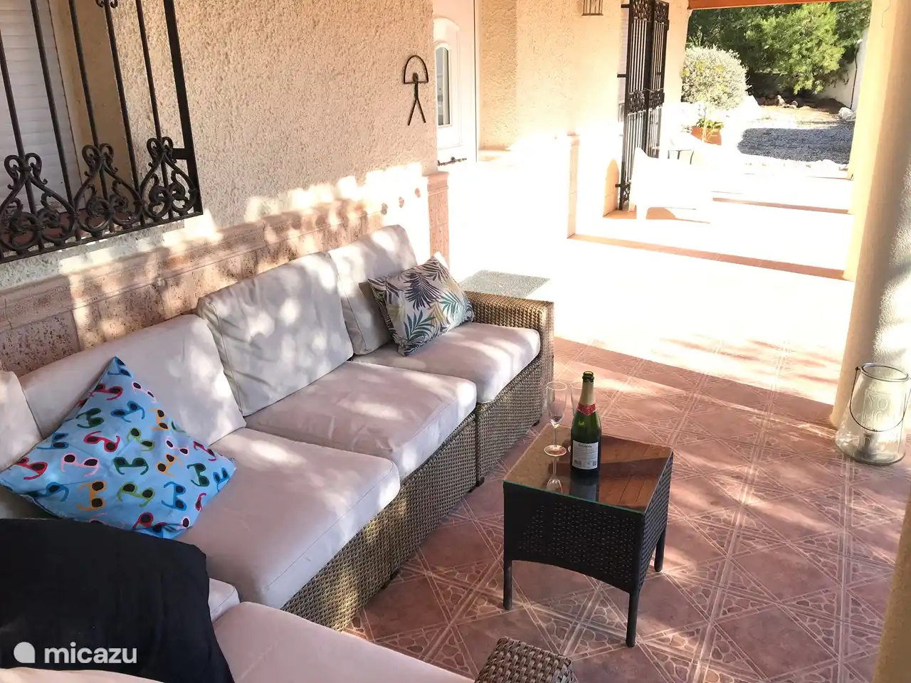 Porche al frente con cómodo sofá lounge.