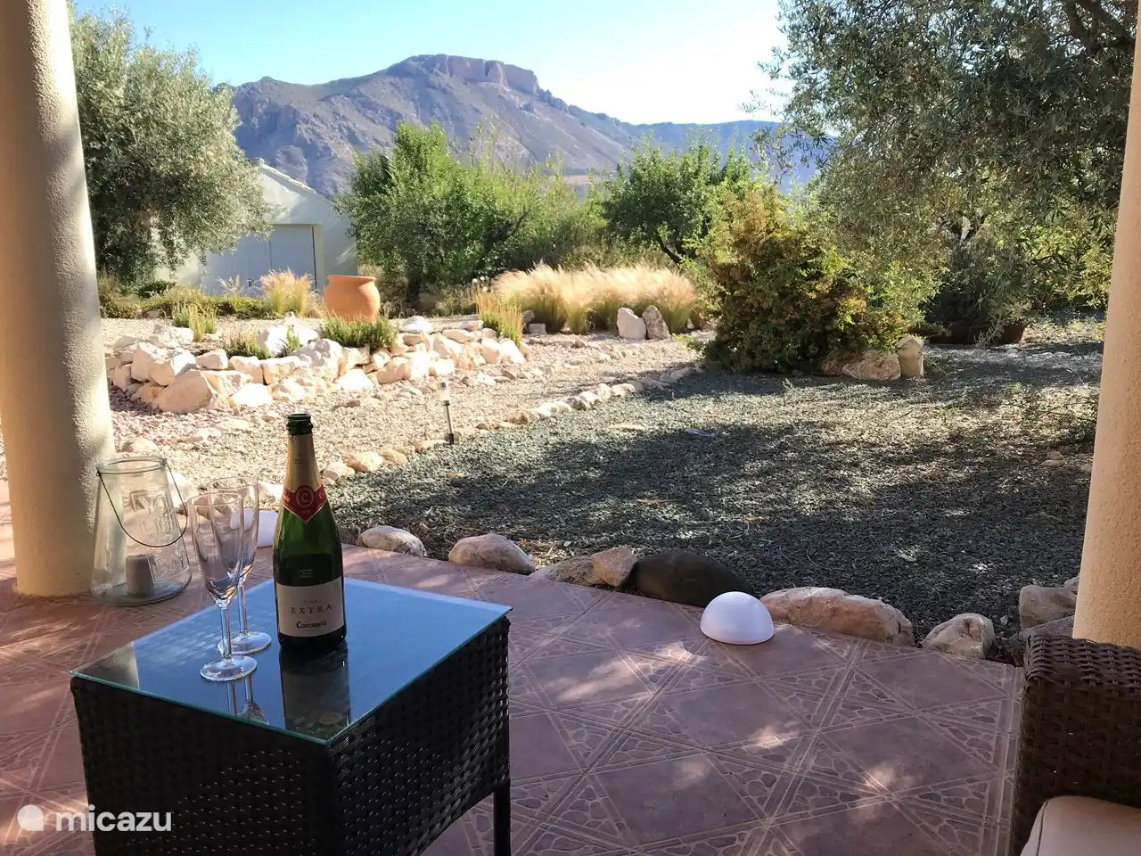 Vista de la montaña 'La Muela'. ¡Una buena botella de cava te estará esperando a tu llegada!