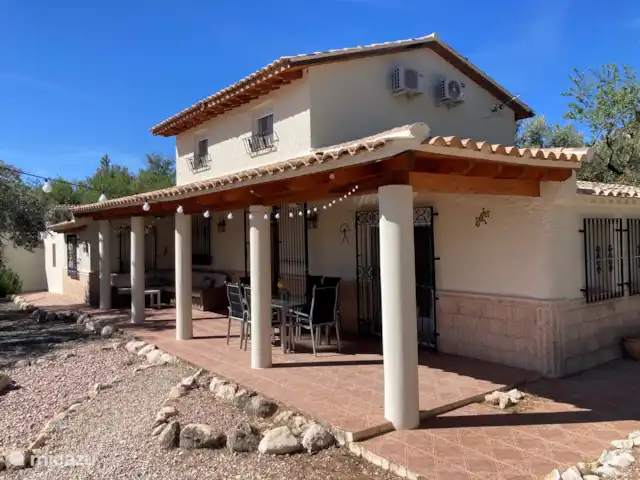 Finca Mi Casita | Espagne, Andalousie, Velez Rubio - finca Devant de la maison avec le porche où vous pouvez vous asseoir et manger.