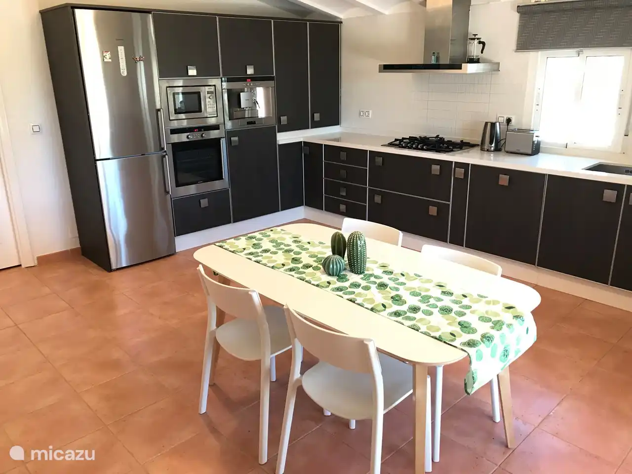 Nueva cocina con horno de convección, microondas, cafetera, lavavajillas y frigorífico/congelador.