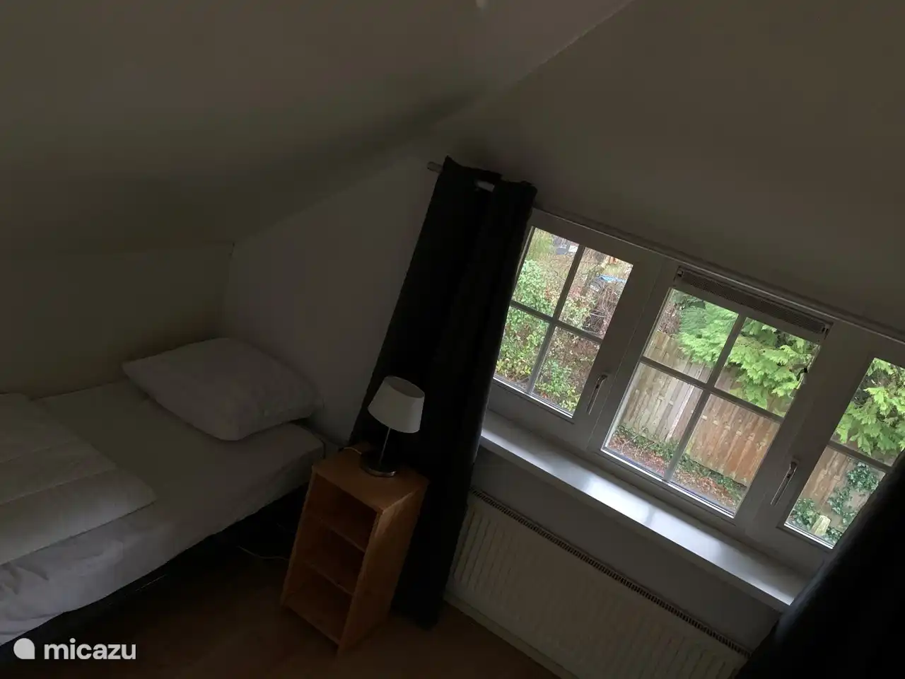 Dormitorio con dos camas individuales a ambos lados.