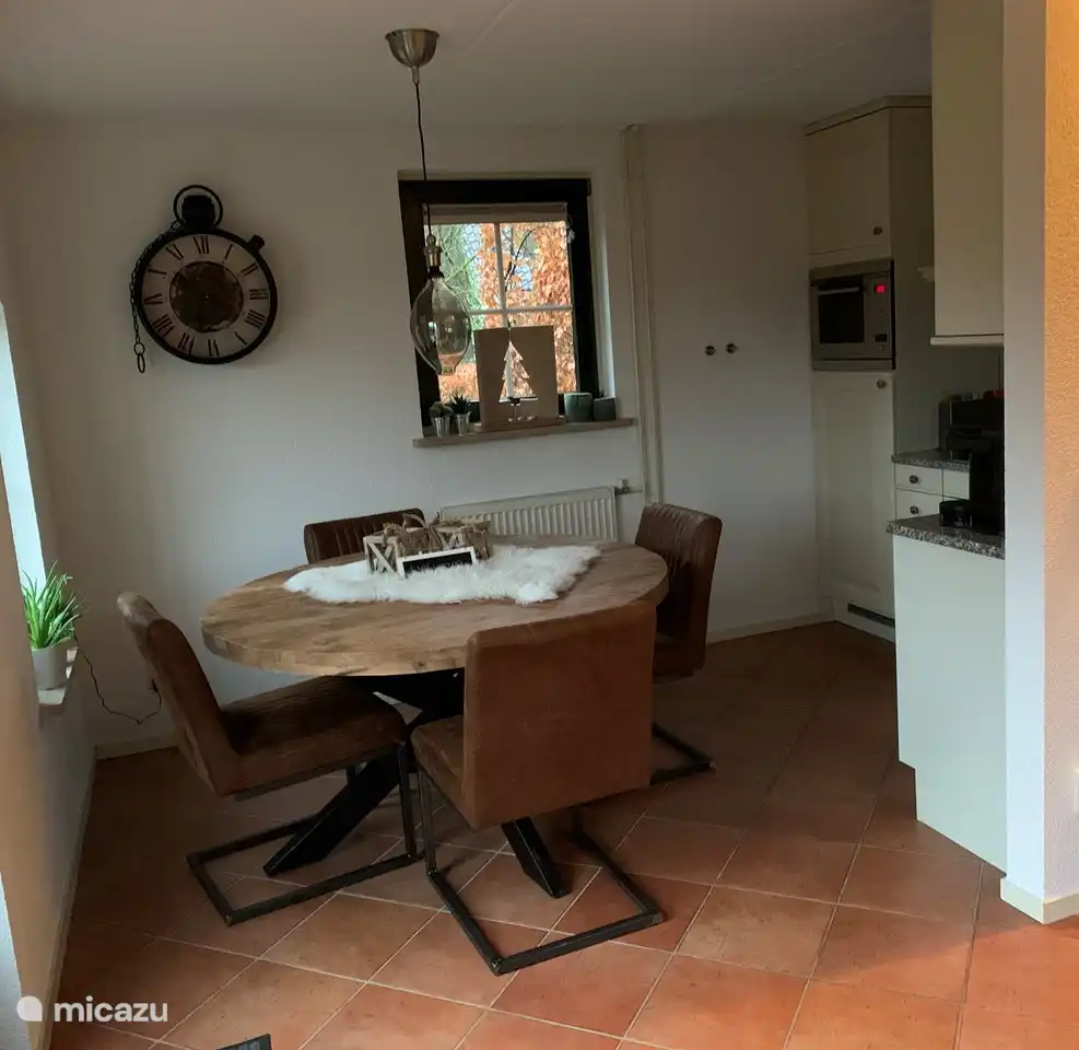 El comedor se puede ampliar con seis sillas.