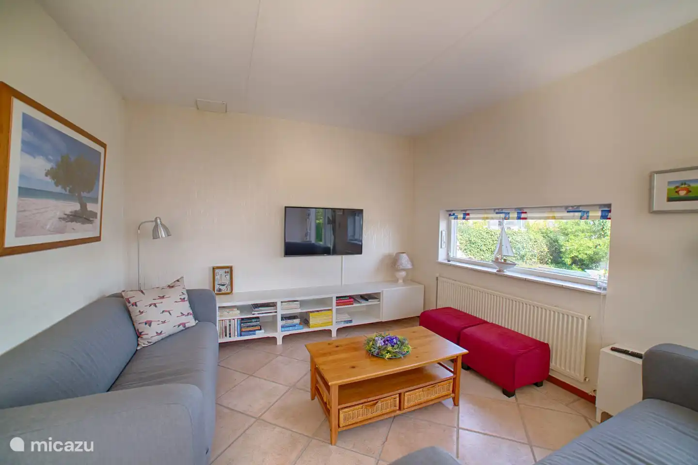 Finden Sie Ihr zweites Zuhause im Ferienhaus Boeier, Terherne: Ein helles Wohnzimmer mit Blick auf das Sneekermeer bietet pures Vergnügen.