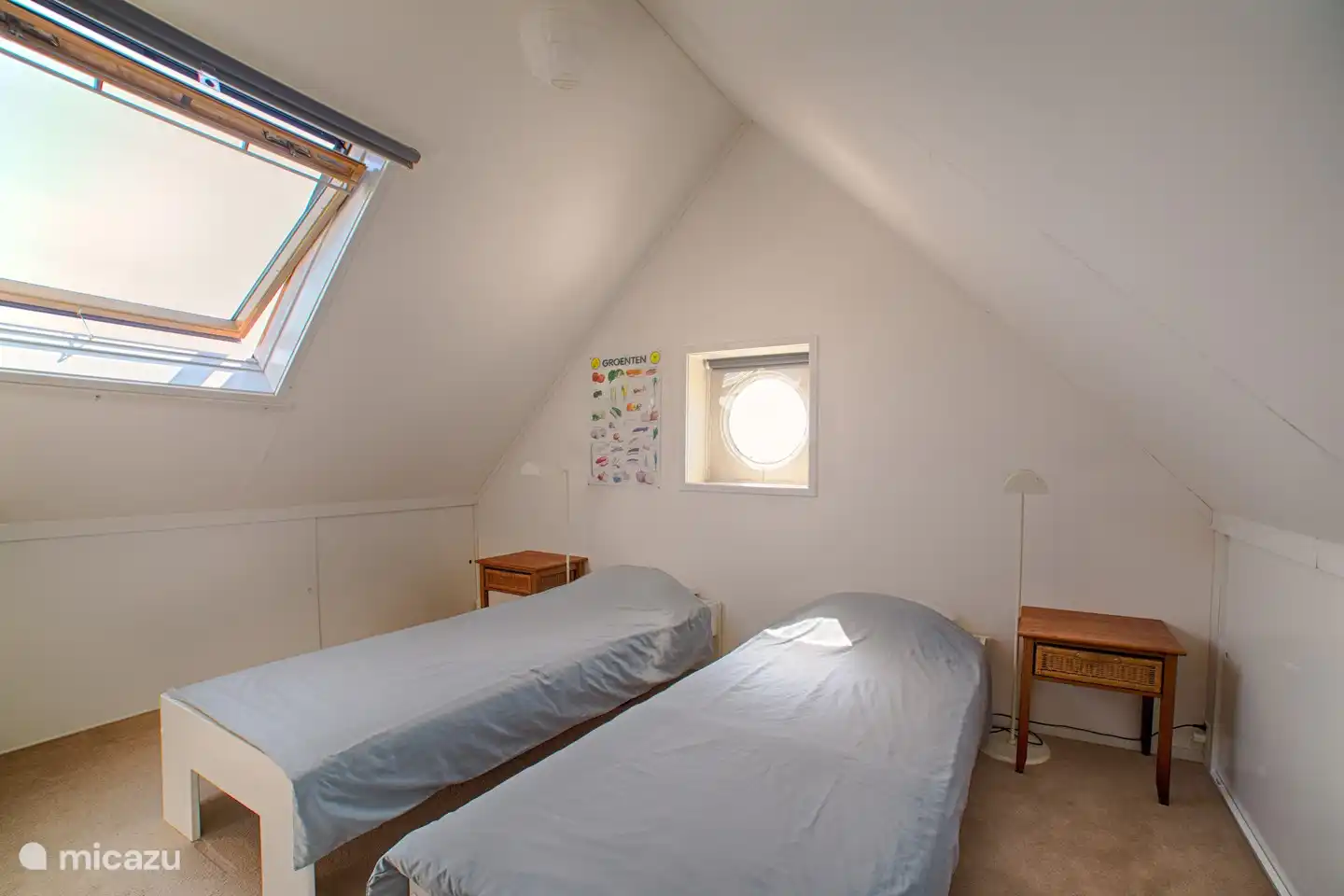 Entspannen Sie sich im ruhigen Schlafzimmer des Holiday Home Boeier in Terherne, einem hellen und luftigen Rückzugsort in der Nähe des Sneekermeer.