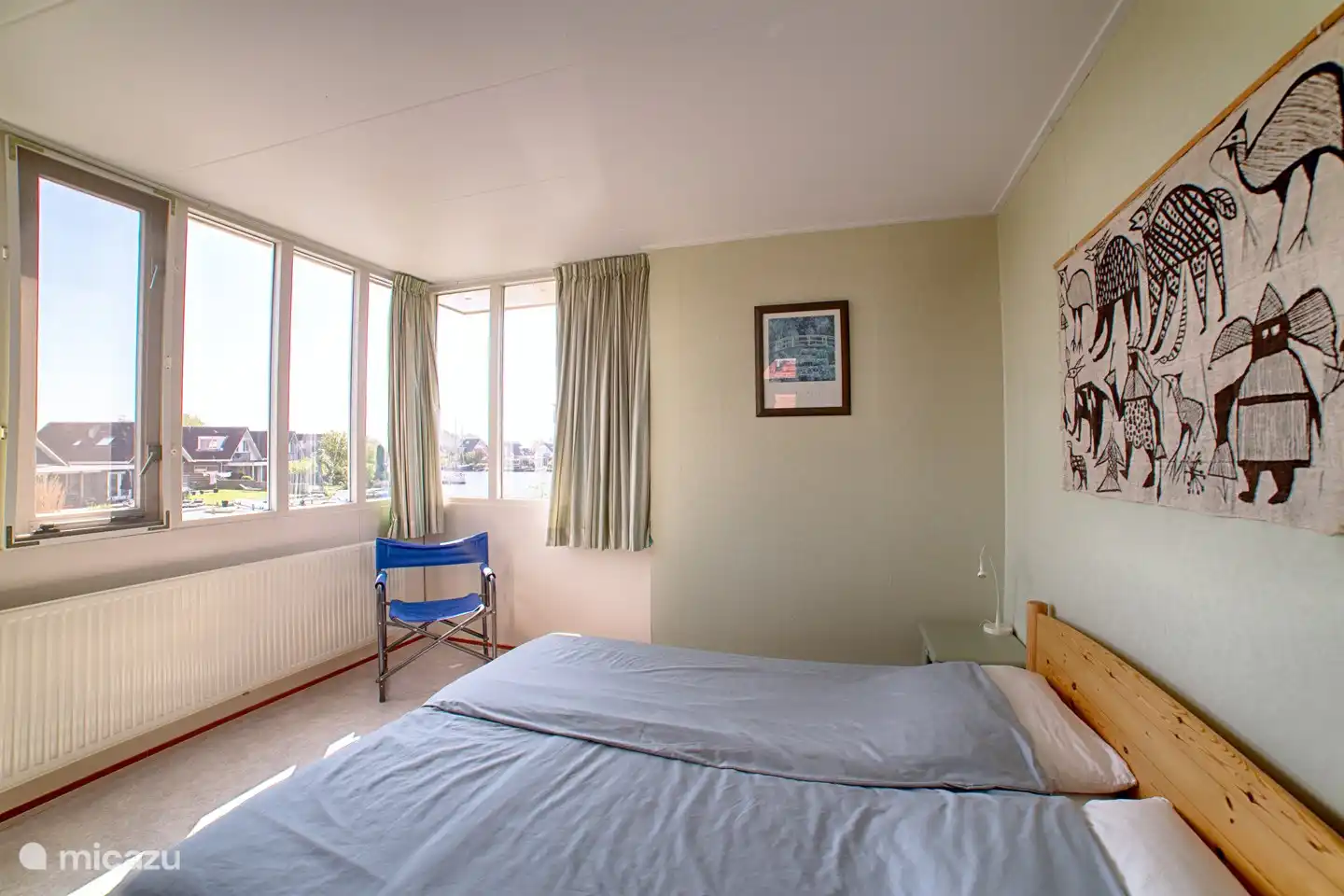 Verbringen Sie Ruhe und Frieden im Ferienhaus Boeier, Terherne: ein Schlafzimmer mit Panoramablick, perfekt für Ihren Urlaub am Sneekermeer.