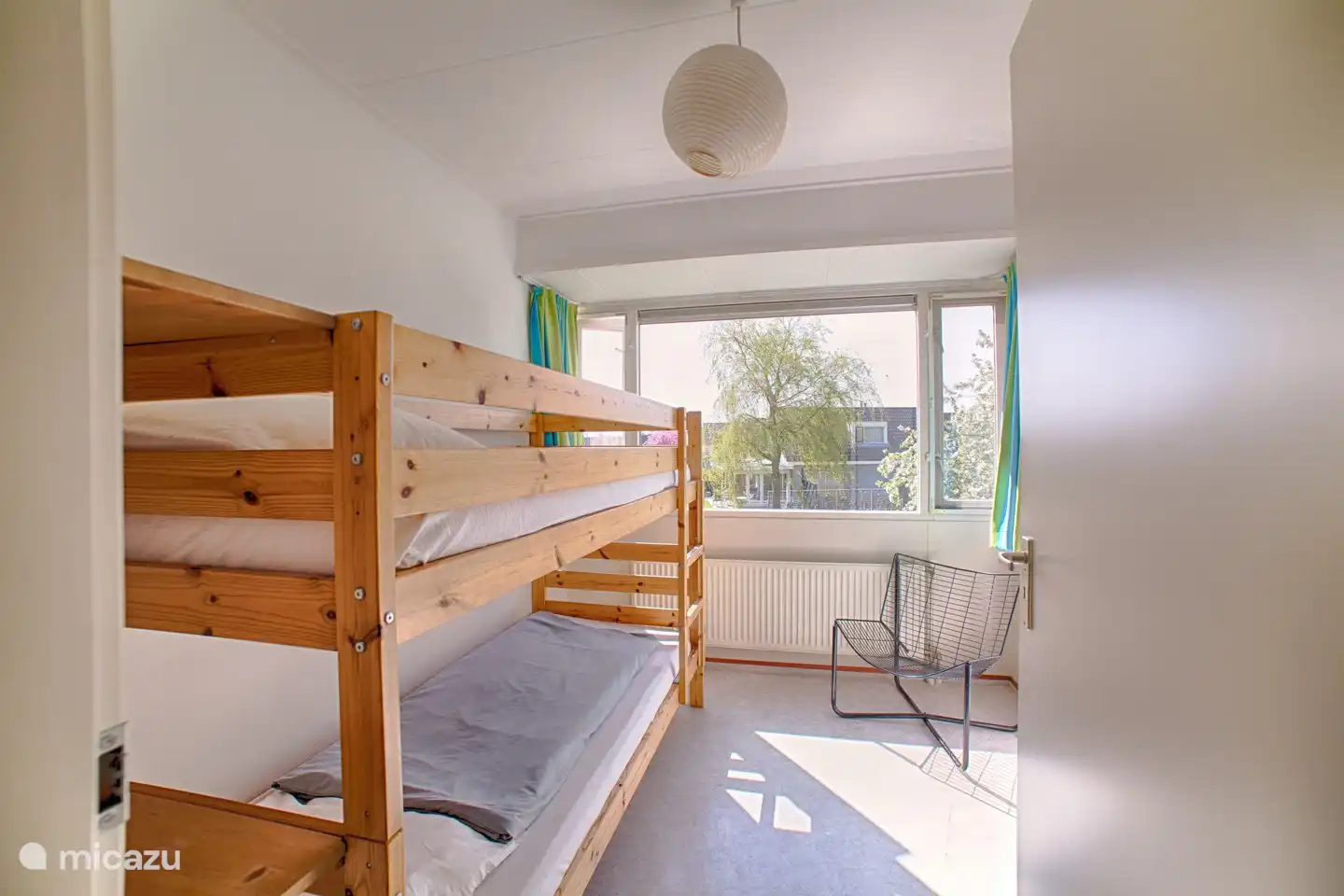 Erleben Sie lustige Familienabenteuer im Holiday Home Boeier in Terherne, mit gemütlichen Etagenbetten und frischer Luft aus dem nahegelegenen Sneekermeer.