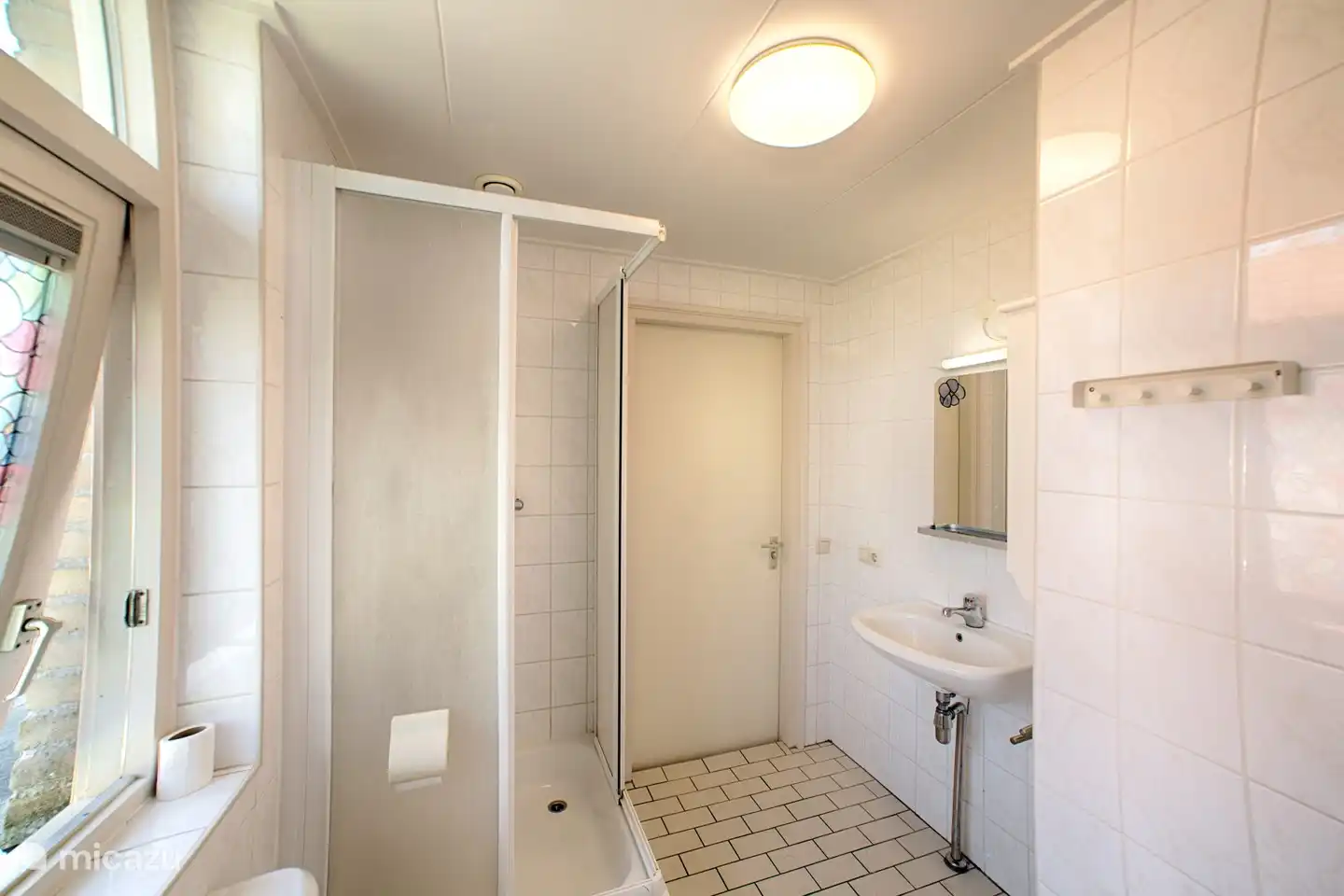 Das Ferienhaus Boeier in Terherne bietet ein frisches, modernes Badezimmer; ein perfekter Start in einen Tag am wunderschönen Sneekermeer.