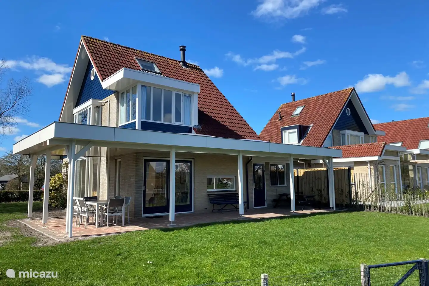 Entspannen Sie sich unter der Terrassenüberdachung des Holiday Home Boeier in Terherne, ideal gelegen in der Nähe des Sneekermeer für Ihren nächsten Ausflug!