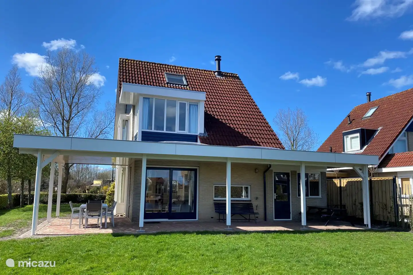 Genießen Sie luxuriöses Leben im Freien unter der Terrassenüberdachung des Holiday Home Boeier in Terherne, einer Perle in der Nähe des Sneekermeer.