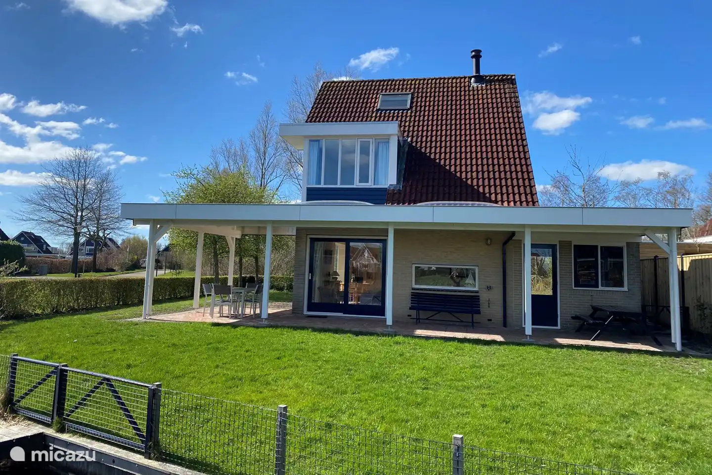 Erleben Sie die Natur mit der attraktiven Terrassenüberdachung des Holiday Home Boeier in Terherne, einer Oase der Ruhe in der Nähe des Sneekermeer.