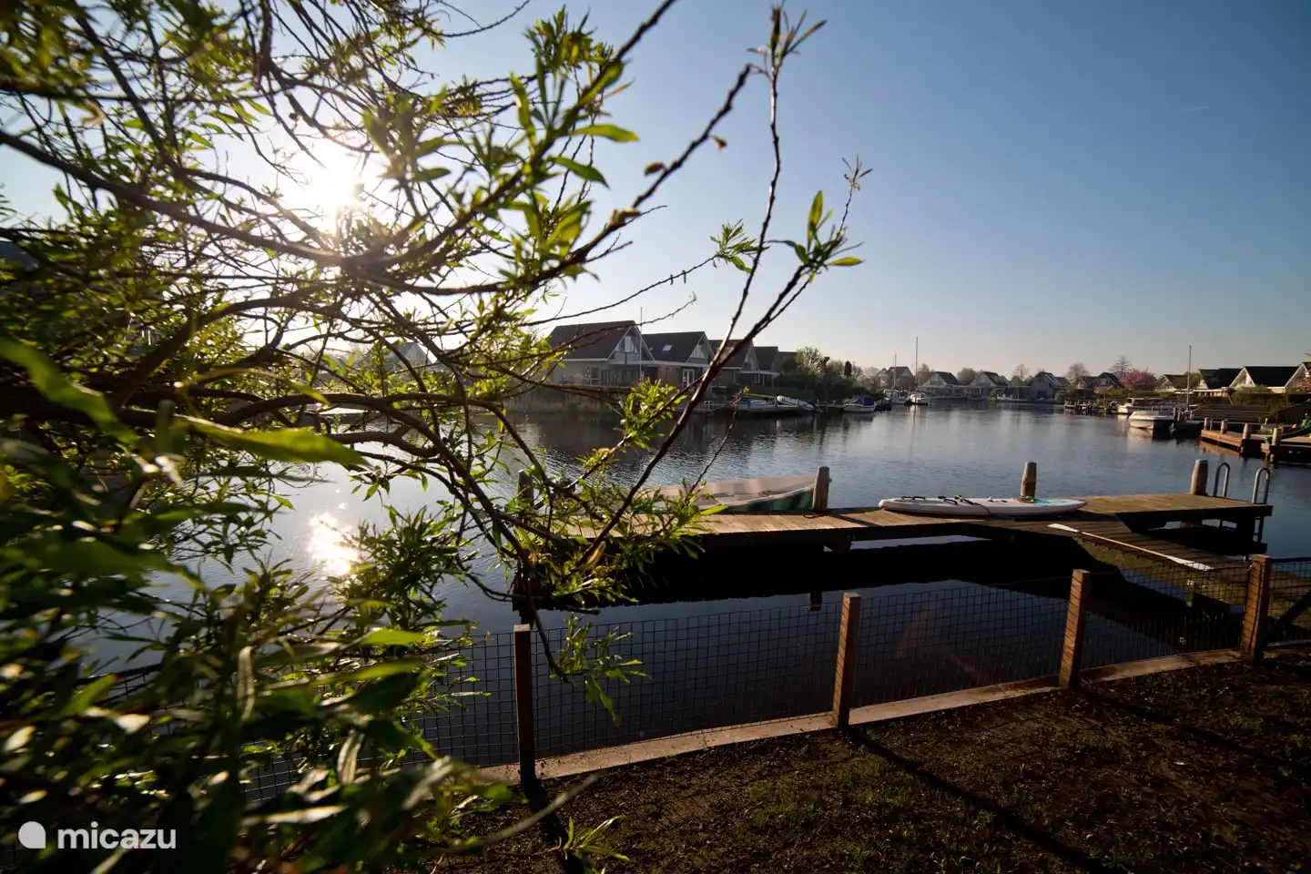 Genießen Sie die ruhige Morgensonne mit der wunderschönen Aussicht vom Ferienhaus Boeier in Terherne, einer Oase der Ruhe in der Nähe des Sneekermeer.