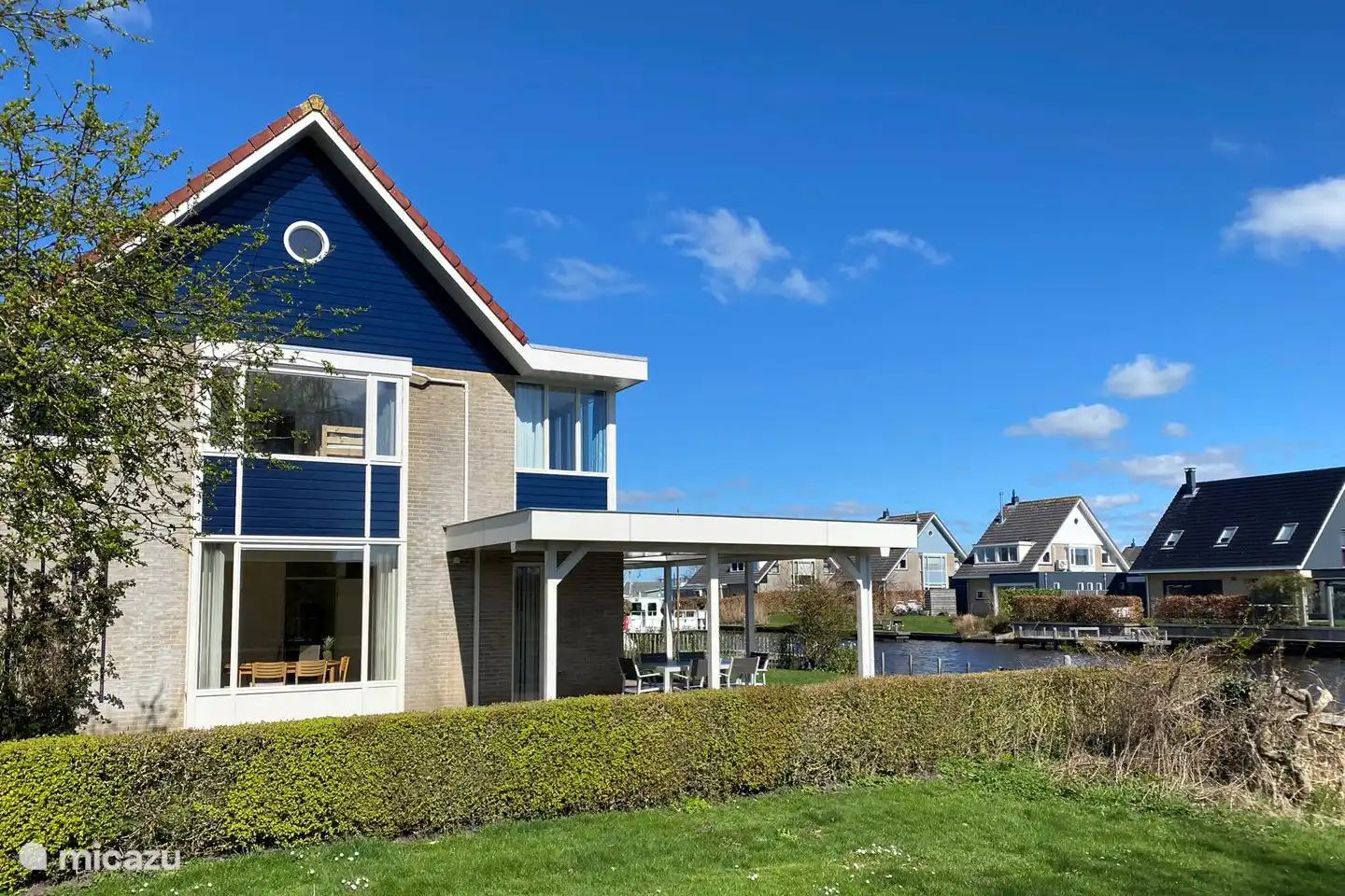 Entfliehen Sie dem Ferienhaus Boeier in Terherne und erleben Sie ein idyllisches Erlebnis auf dem Wasser, eingebettet in die friesische Natur!