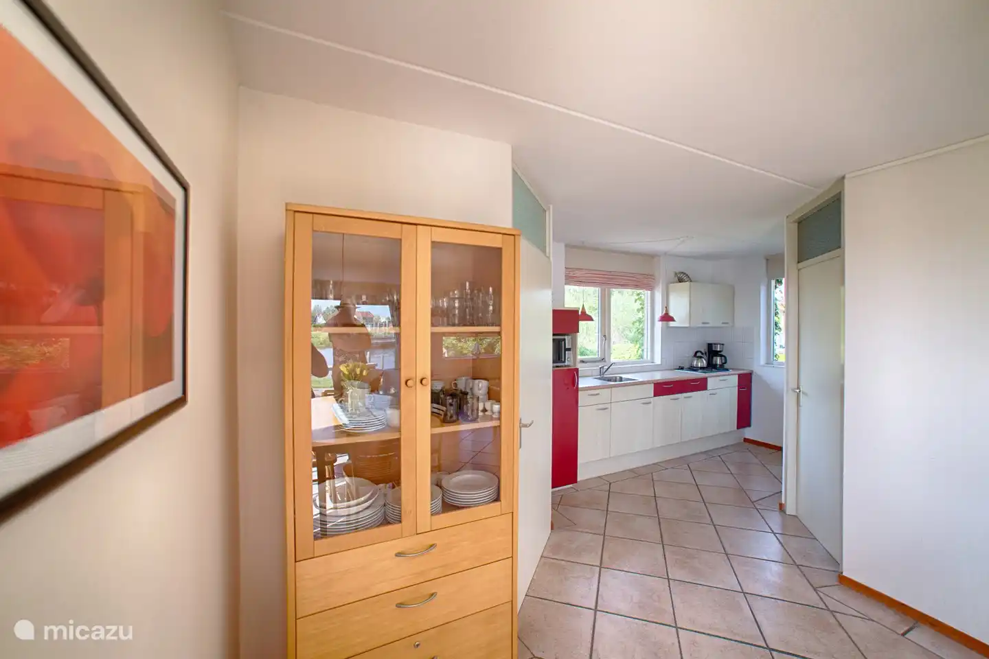 Genießen Sie Komfort und Stil im Ferienhaus Boeier in Terherne; Eine gastfreundliche Küche empfängt Sie in der Nähe des lebhaften Sneekermeer.