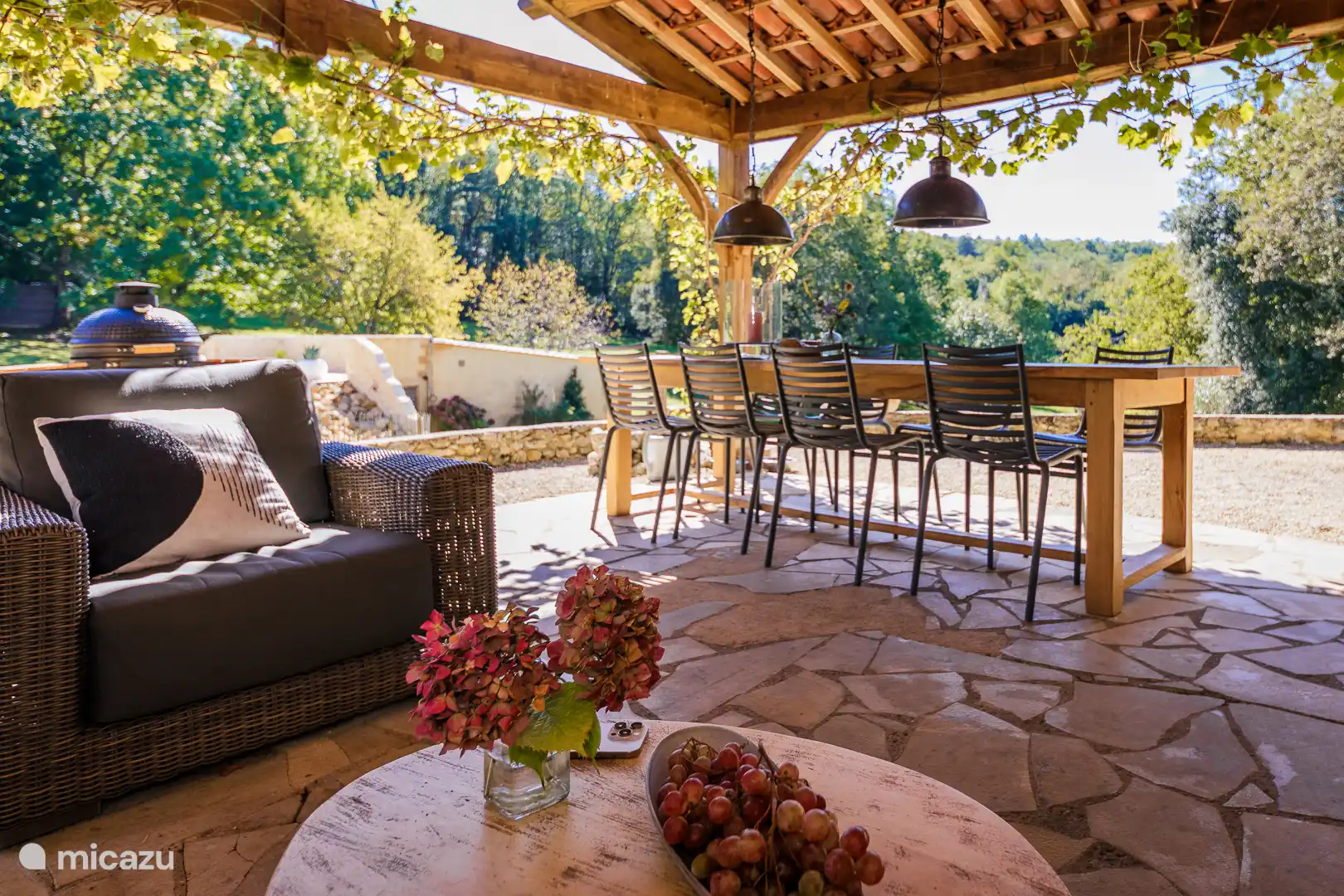 Terrasse mit Esstisch