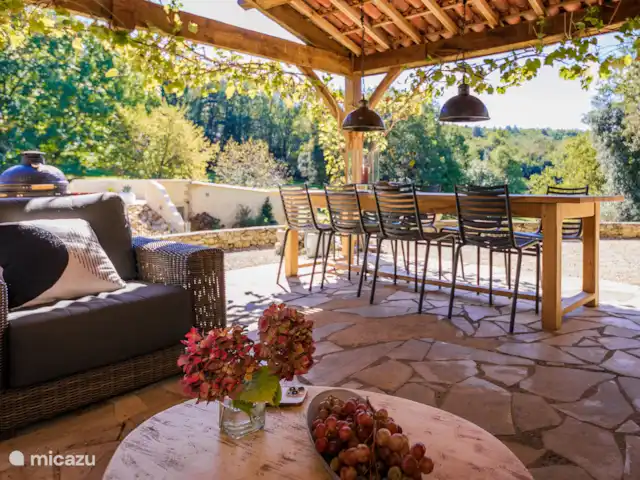 Lesgrabous huren in Frankrijk, Dordogne, Les Eyzies-de-Tayac-Sireuil - vakantiehuis Terras met eettafel