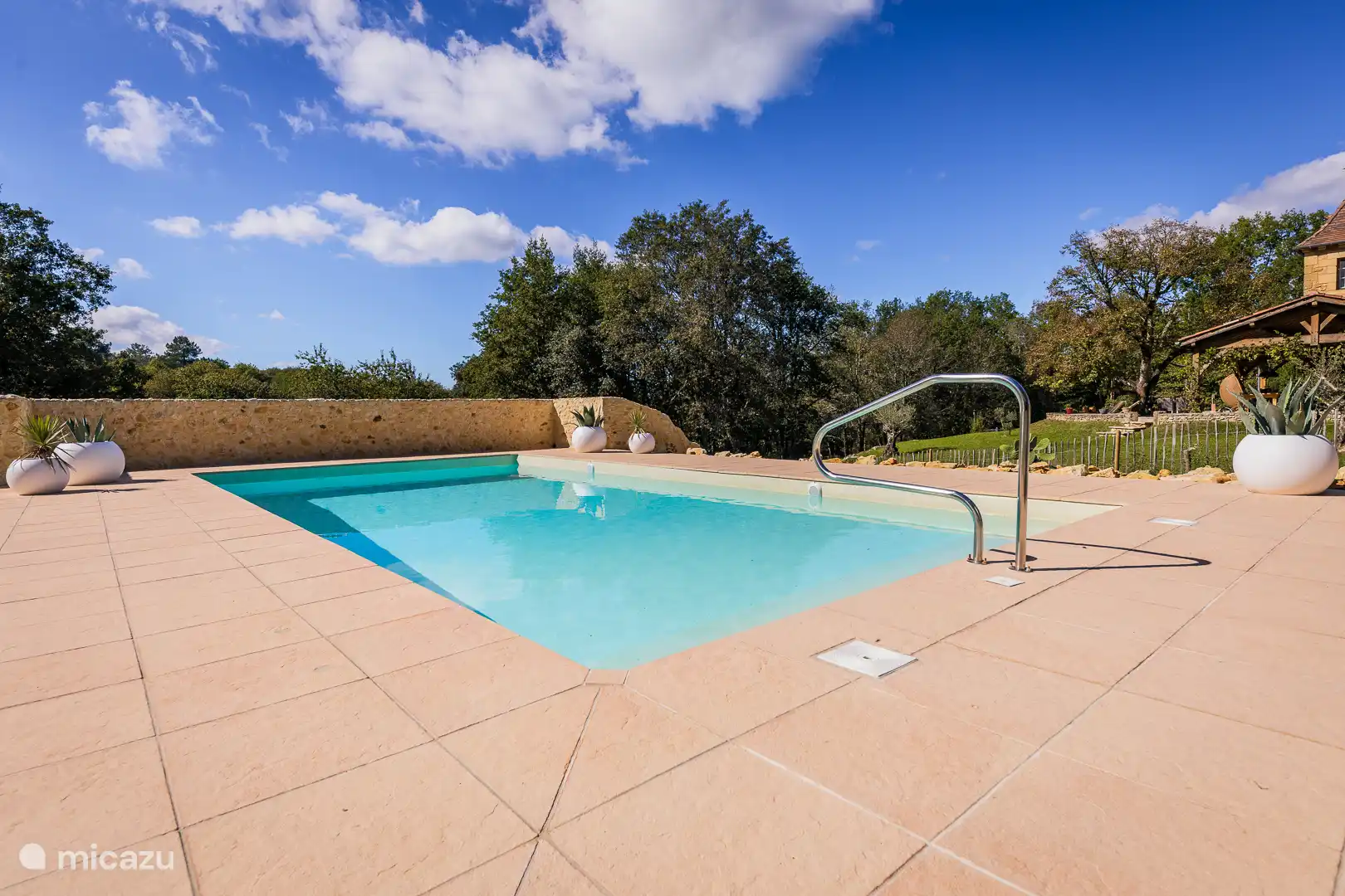 Das geräumige Schwimmbad