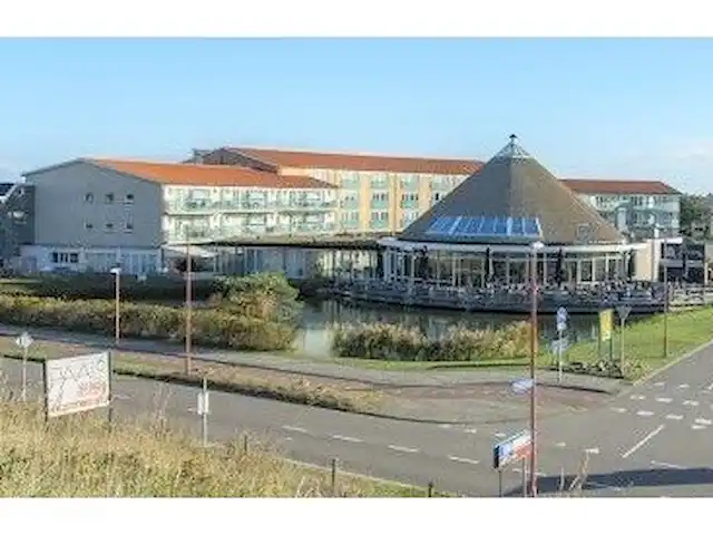 Location de Vacances Pays-Bas, Hollande du Nord, Julianadorp aan Zee, appartement - Vacances à la mer Strandslag appt 145 Vue depuis les dunes sur le complexe d’appartements.