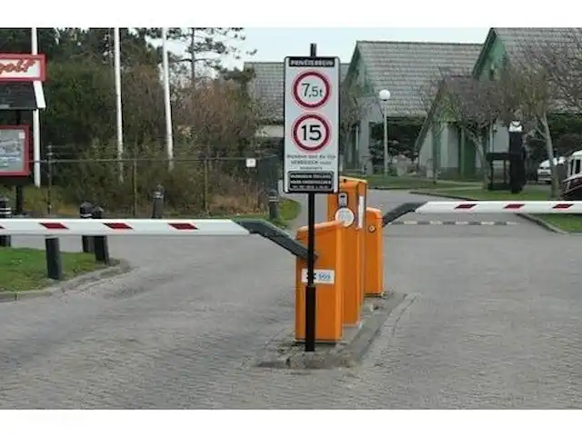 Location de Vacances Pays-Bas, Hollande du Nord, Julianadorp aan Zee, appartement - Vacances à la mer Strandslag appt 145 La barrière vers le parking privé et le parc de vacances.