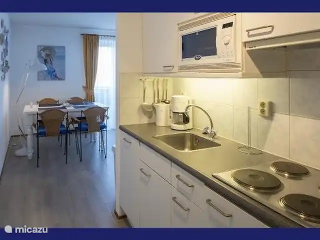 Location de Vacances Pays-Bas, Hollande du Nord, Julianadorp aan Zee, appartement - Vacances à la mer Strandslag appt 145 Entrée avec vue sur la cuisine ouverte et la salle à manger.