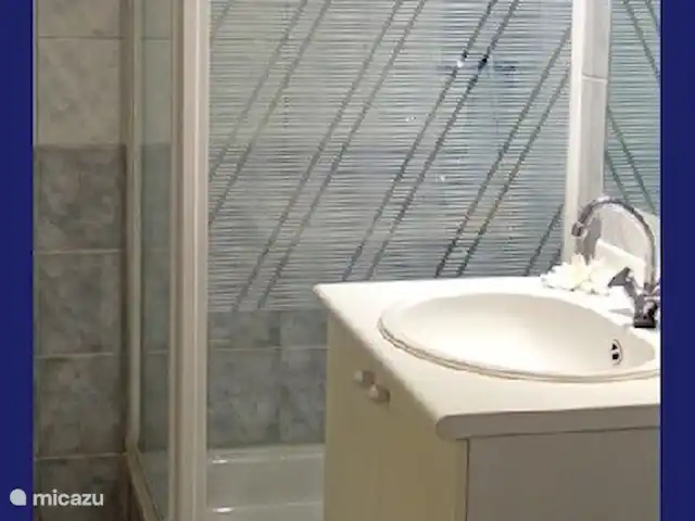 Location de Vacances Pays-Bas, Hollande du Nord, Julianadorp aan Zee, appartement - Vacances à la mer Strandslag appt 145 Salle de bain avec cabine de douche, lavabo avec meuble bas et toilette.