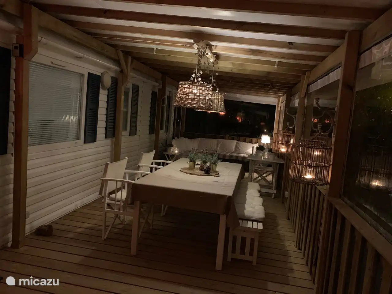 De veranda, eten, lounchen en genieten !!!