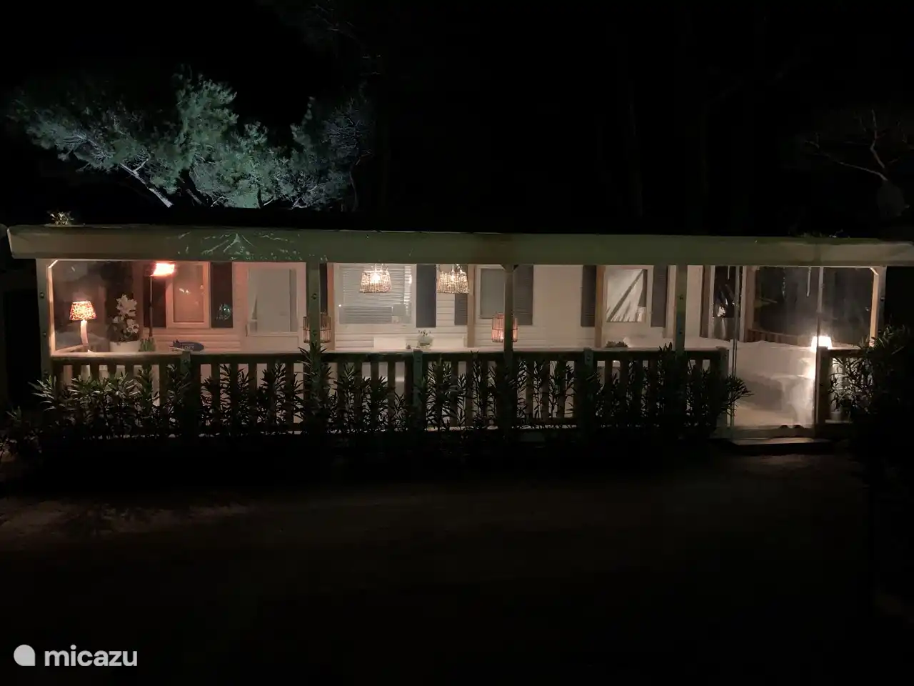 De veranda, eten, lounchen en genieten !!!