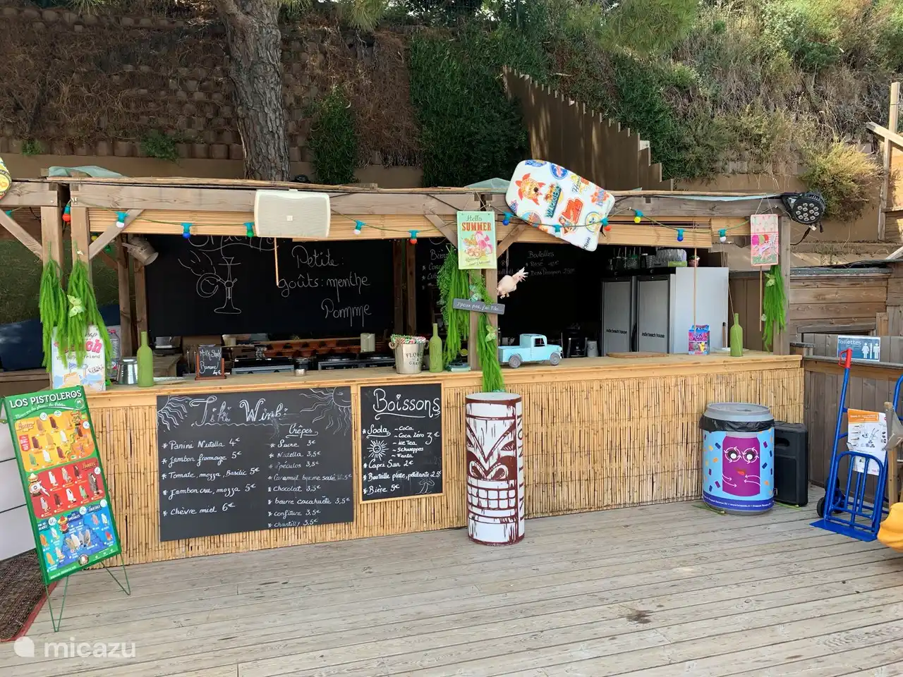 Gezellig barretje bij het zwembad