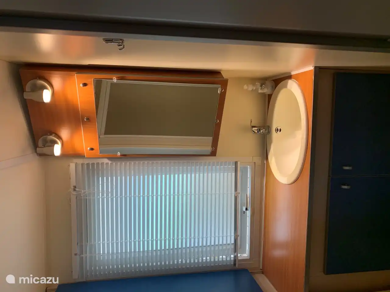 Badkamer met douche en thermostaatkraan.