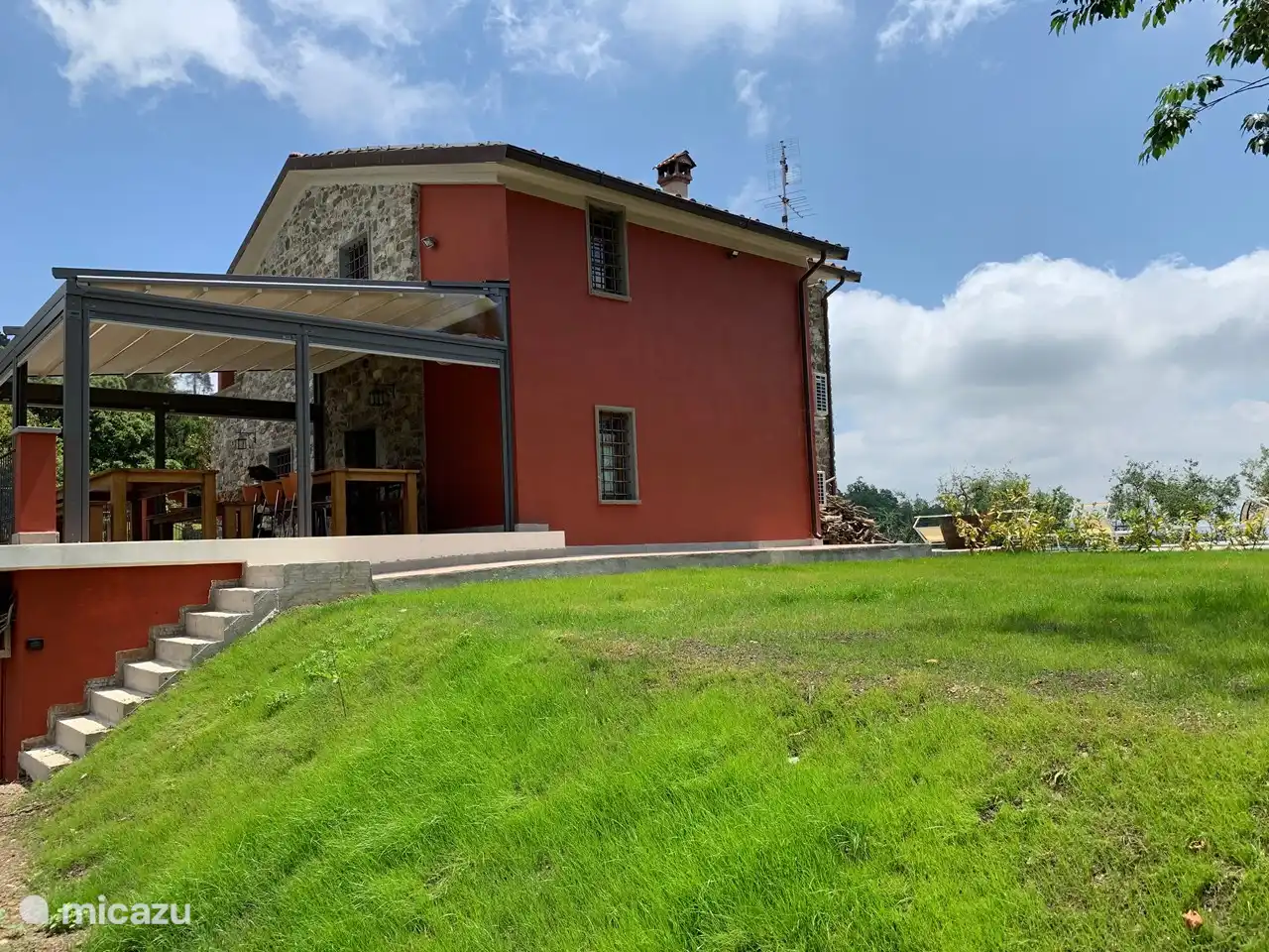 detrás y al lado de la villa con comedor