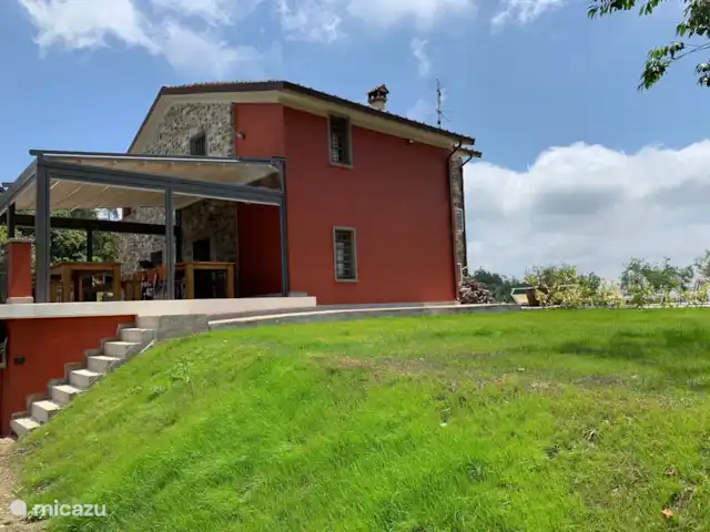 Location de Vacances Italie, Ligurie, Sarzana, villa - Villa Emozione derrière et sur le côté de la villa avec salle à manger