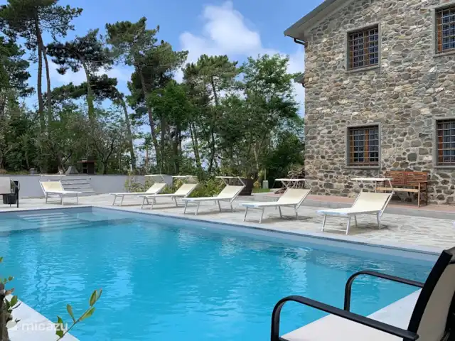 Location de Vacances Italie, Ligurie, Sarzana, villa - Villa Emozione piscine avec barbecue en arrière-plan