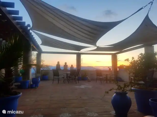 Finca Las Nuevas, Casa Sofia | Espagne, Andalousie, Álora - gîte / cottage Grande terrasse commune avec barbecue commun. Cette terrasse peut être fermée pour que les plus petits puissent se balader en trottinette ou en tricycle.