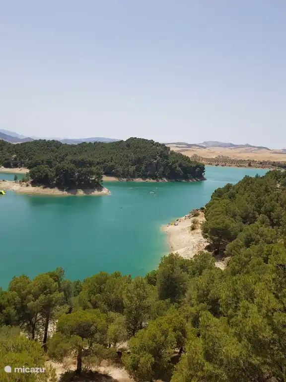 Die Seen von Ardales, wo Sie schwimmen, Tretboot fahren, Suppen und Kanu fahren können.
