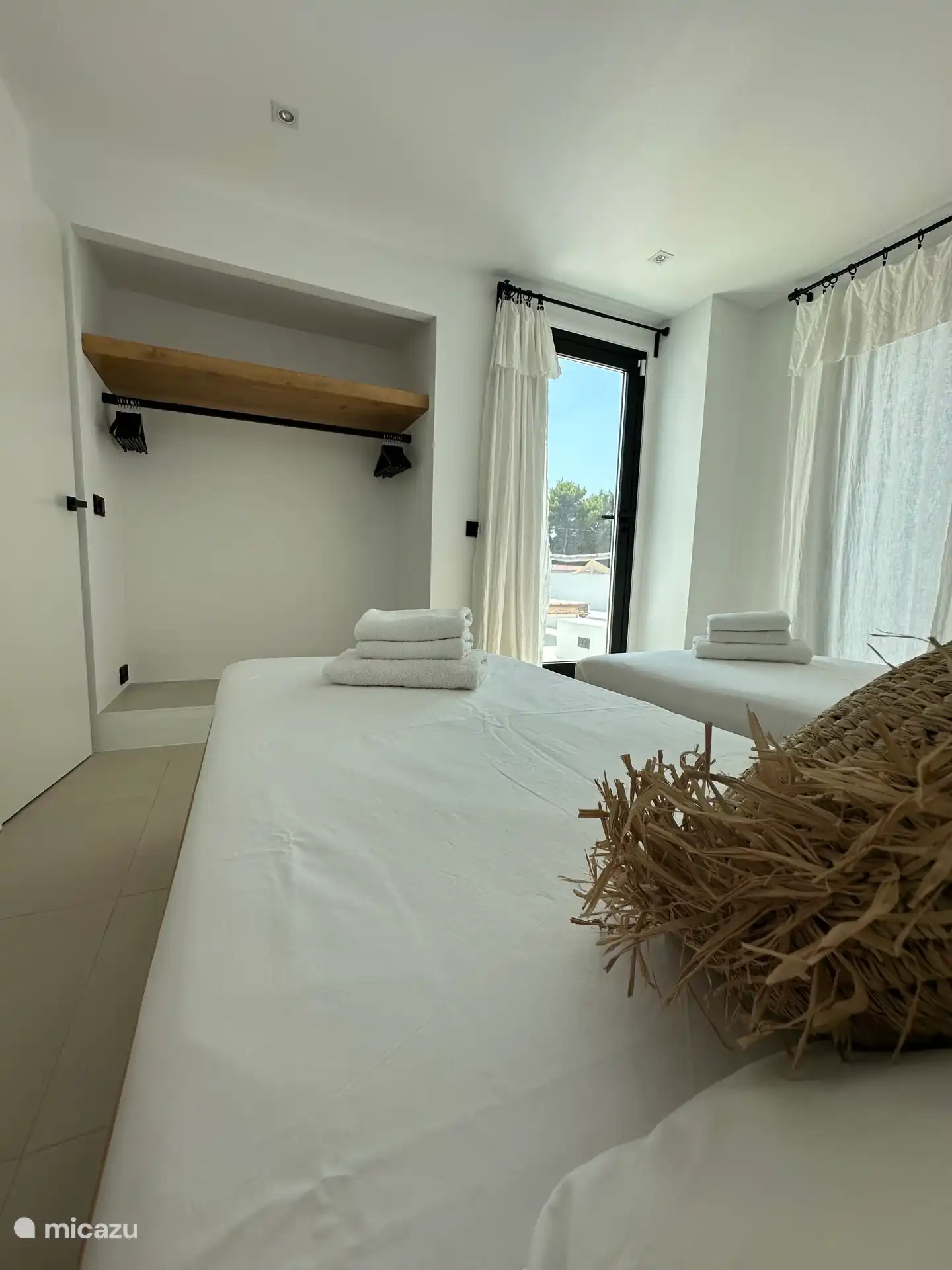 Schlafzimmer im zweiten Stock mit Terrasse