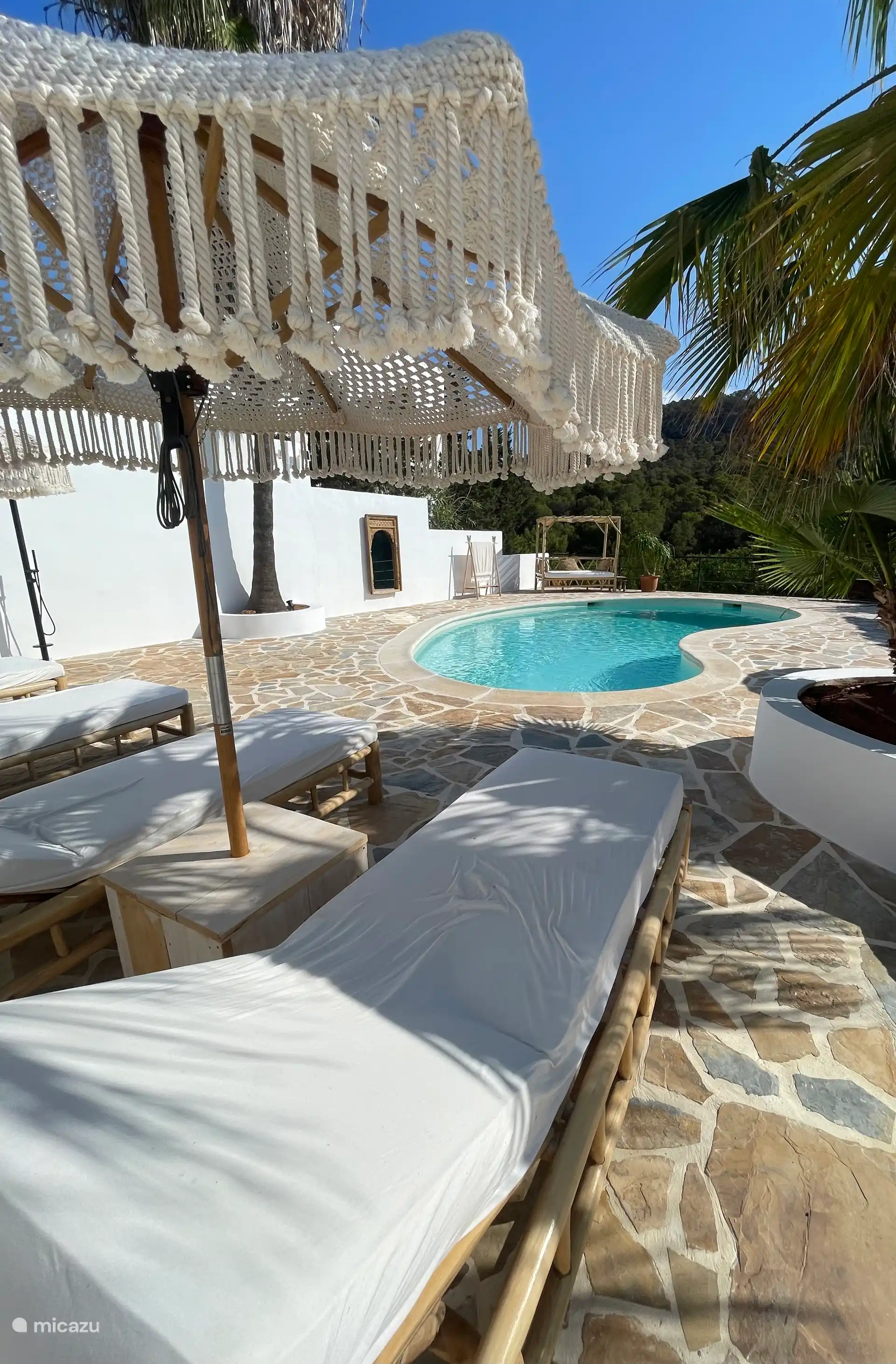 Terrasse mit Blick auf das Tal,
Luxuriöse Sonnenliegen, Himmelbett, Sonnenschirme und Außendusche