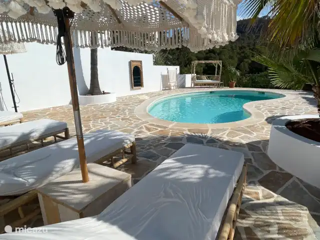 Location de Vacances Espagne, Ibiza, Sant Josep de sa Talaia, villa - Casa Makana Terrasse avec vue sur la vallée,
Chaises longues de luxe, lit à baldaquin, parasols et douche extérieure