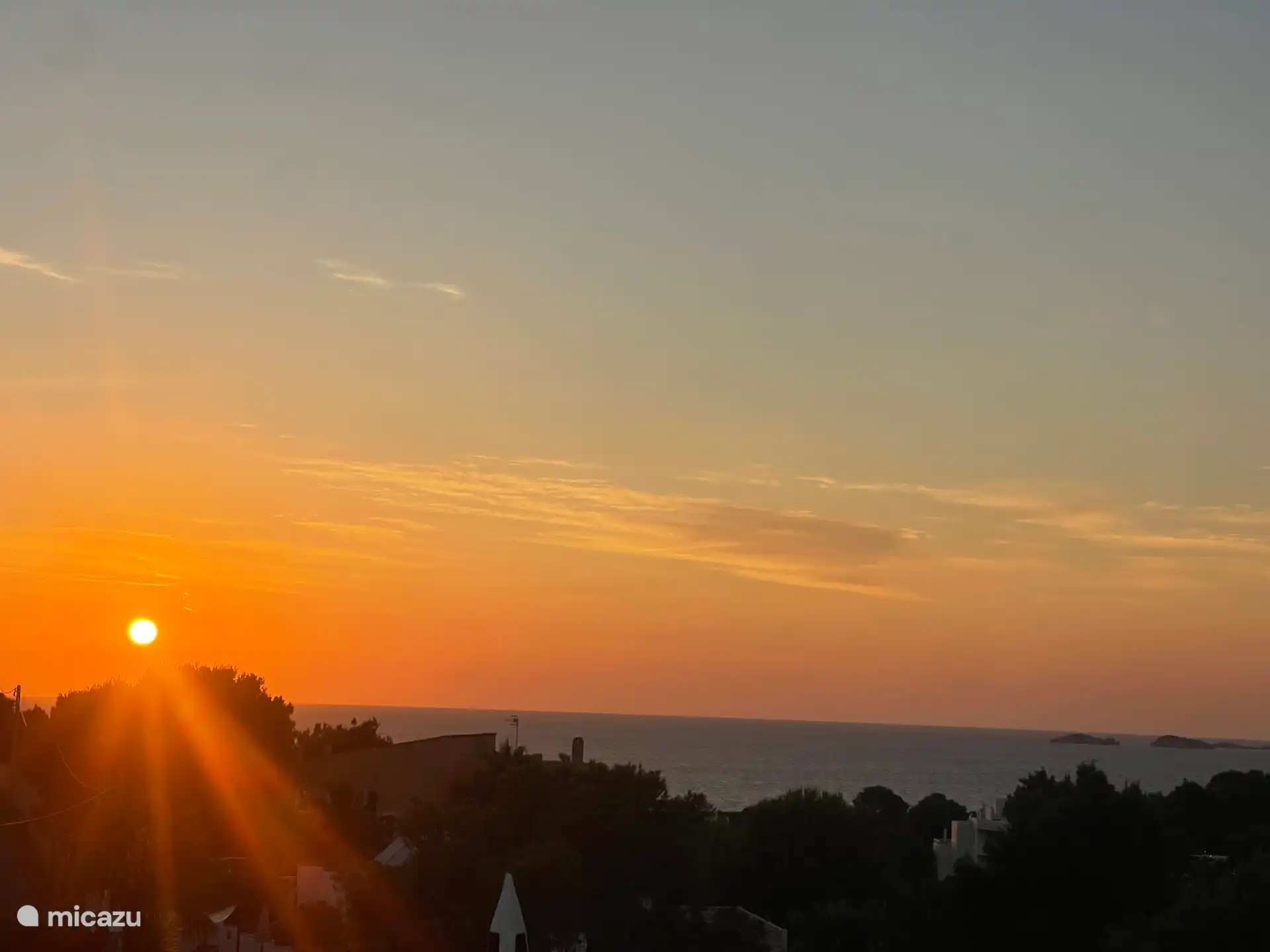 Sonnenuntergang mit Meerblick von der Dachterrasse