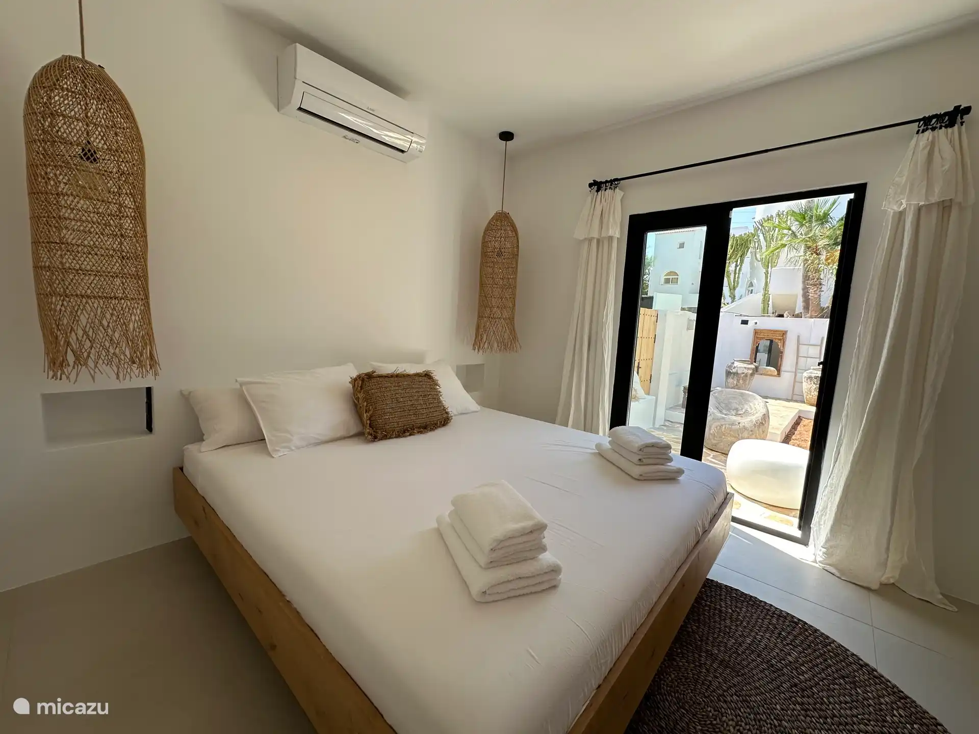 Schlafzimmer im ersten Stock mit Terrasse