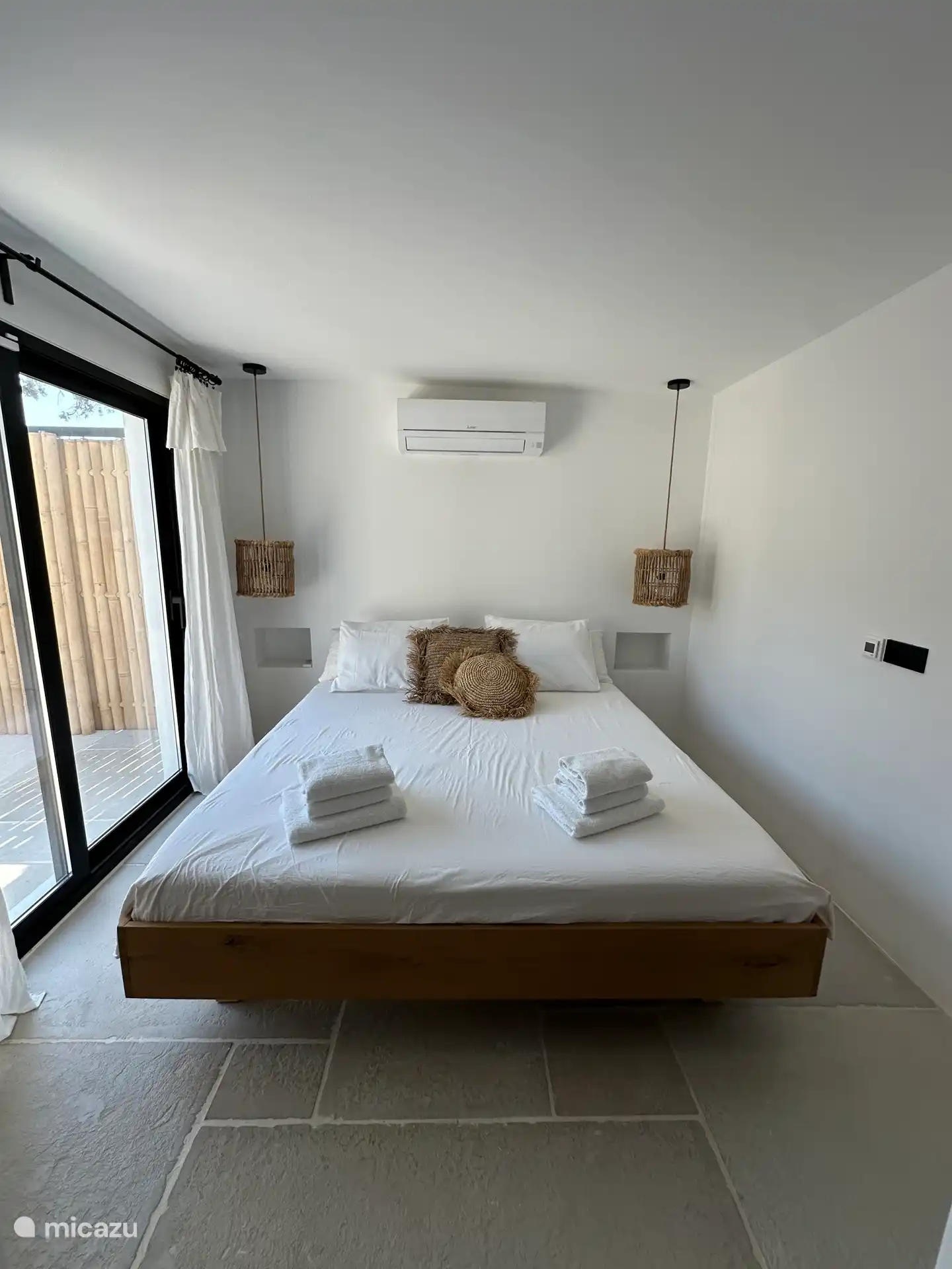 Schlafzimmer im Erdgeschoss mit Terrasse