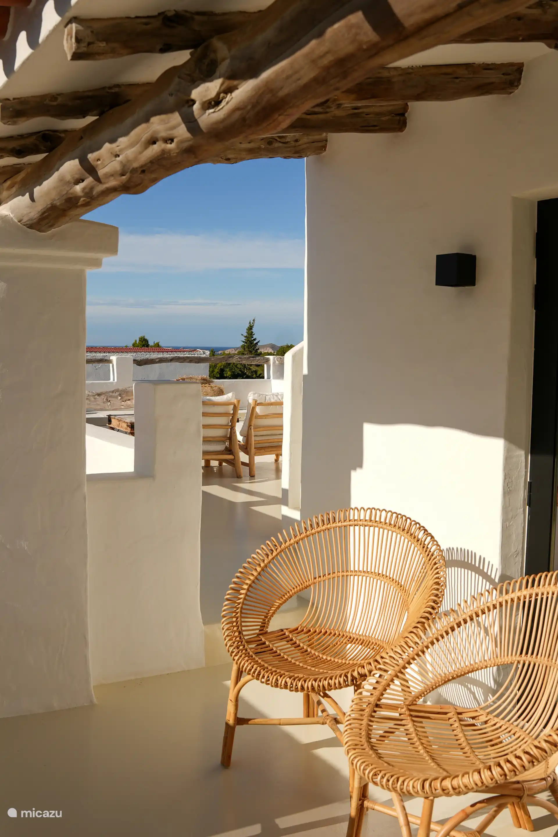 Terraza con varias zonas de asiento